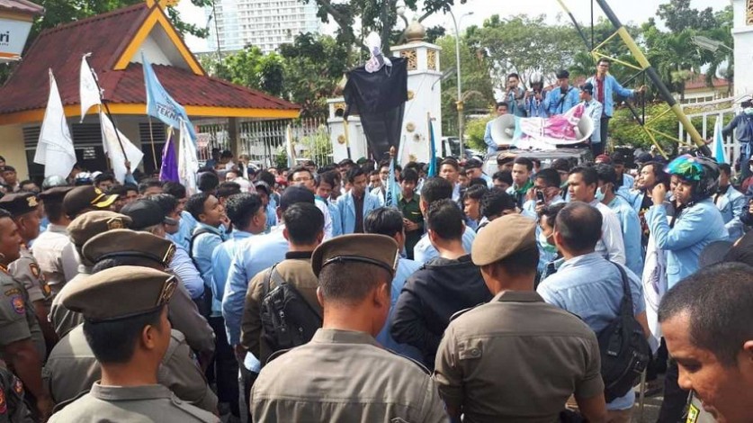 Gelar Aksi Sweeping Kantor Gubernur, Mahasiswa Dorong-dorongan dengan Petugas